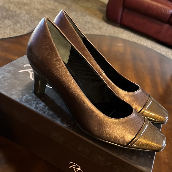 (188) NWT ladies brown heels by Walking Cradles. Size 6 1/2 medium - Picture 2 of 7